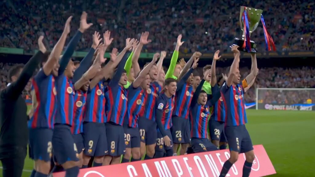 🇪🇸🏟️🏆 les joueurs du fc barcelone soulèvent le trophée de champion au camp nou !