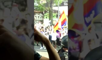 🔥 réception de fans insane pour le bus de l’équipe du real madrid avant le match de manchester city !