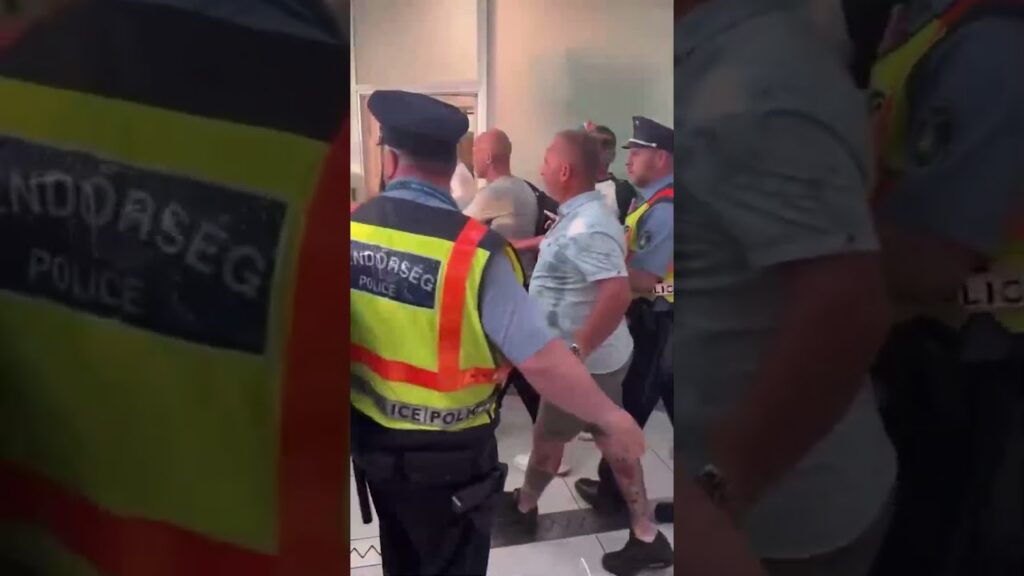 😳 l’arbitre de la finale de l’europa league pris à parti par des supporters à l’aéroport !