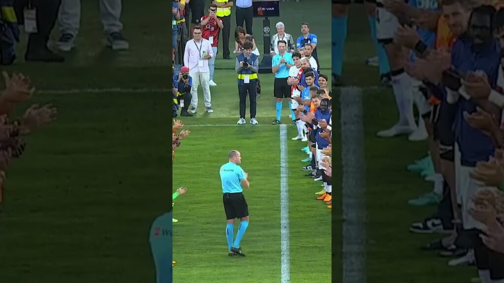 😭👏 l’arbitre mateu lahoz en larmes pour son son dernier match ! #shorts