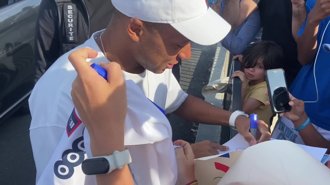 Larrivée De Kylian Mbappé Au Centre Dentraînement Du Psg Foot Psg 0615