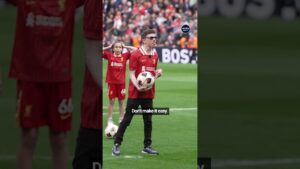 harry à la kop end : un passionné de foot au coeur du stade mythique !