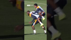 😂 rudiger trébuche à l’entraînement et les joueurs du real madrid réagissent !