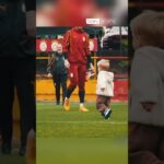 🎉 dries mertens enseigne à son fils la célébration parfaite d’un but !